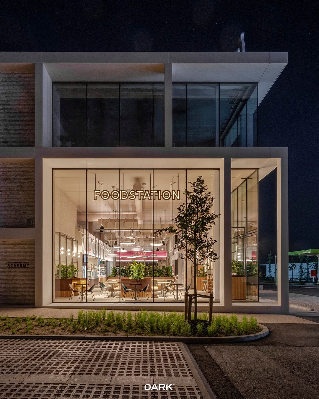 NEW PROJECT ⚡️
Hospitality project FOODSTATION by BREAKPOINT / Waregem.
A fresh interior setting where lighting becomes part of the experience — adding rhythm, atmosphere and character throughout the space.

Featuring @dark.be darlings:
⚡️ Emanuelle Pure / NEW!
⚡️ Boely
⚡️ Tuki 60 Track
⚡️ Tuki 60 Fix
⚡️ Gazta Wall
Featuring Panzeri:
⚡️ Zero Round
⚡️ Zero Round Acoustic

Design details, warm accents and architectural lighting coming together in one hospitality story.

#DARKbe #FOODPOINT #BREAKPOINT #HospitalityDesign #InteriorLighting #ArchitecturalLighting #LightingDesign #Waregem #Panzeri #ProjectLighting