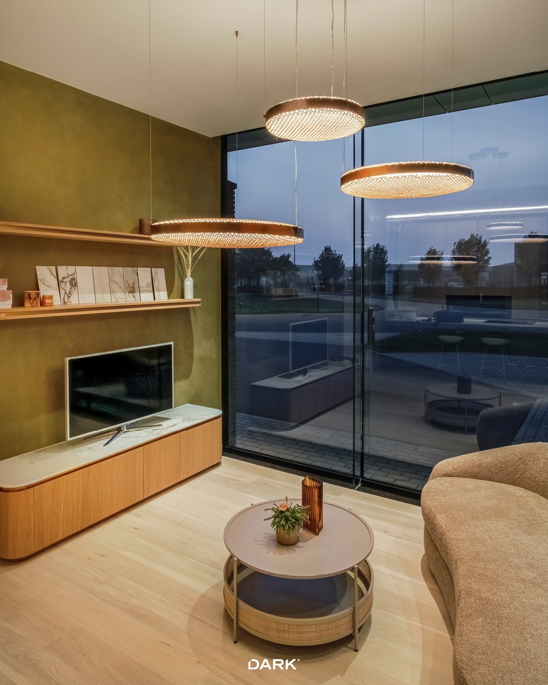 ✨ Say hello to Emanuelle — artistic and functional.
Available in 3 sizes (400mm, 600mm, 800mm), Emanuelle adapts to your space beautifully.
Hang it horizontally for that sleek, modern vibe over tables, or go vertical to create a striking feature. Also available in a 400mm wall-mount version.
🌿 The rattan-inspired design isn’t just gorgeous — it softens the light for a warm, inviting glow.