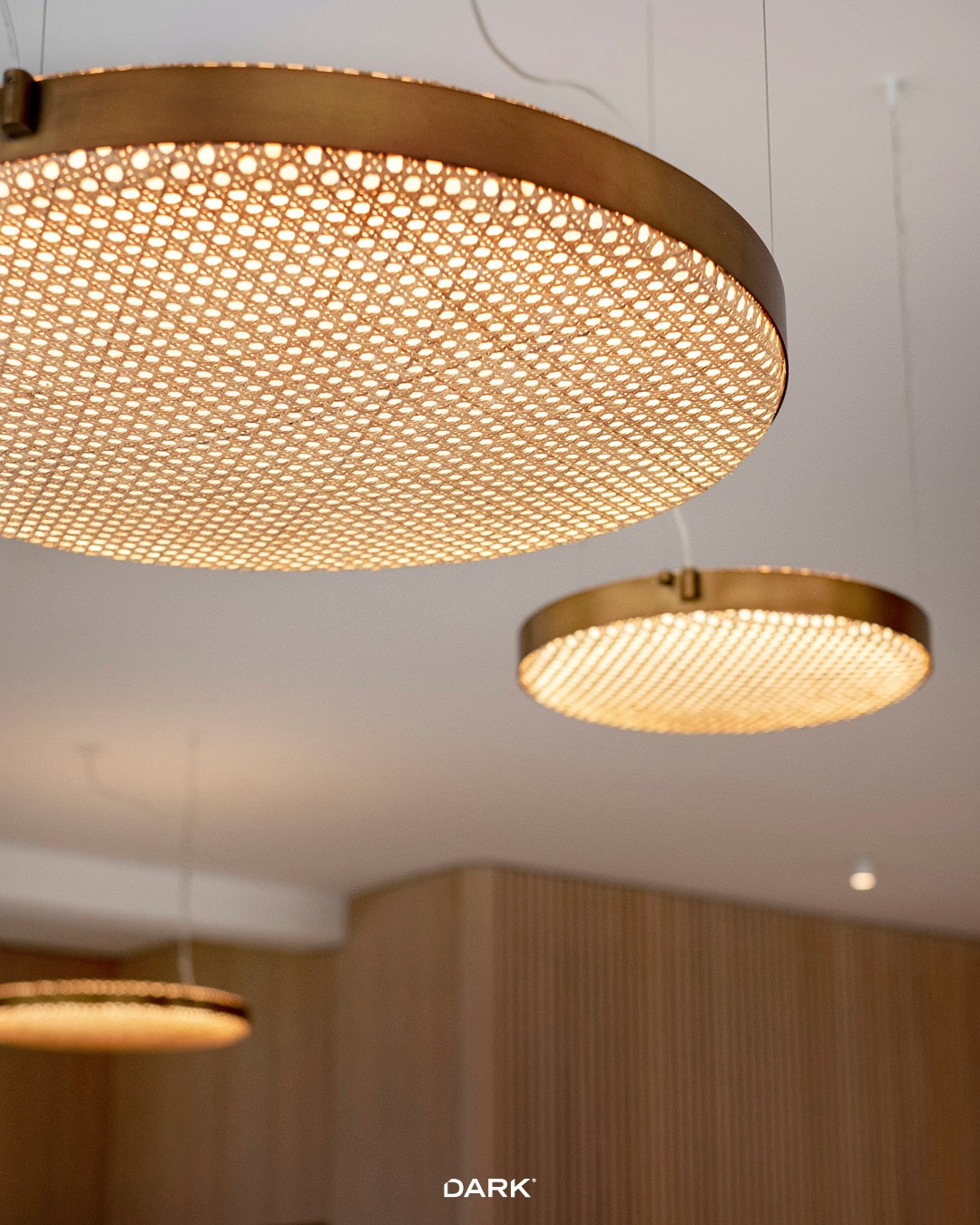 ⚡️EMANUELLE brings natural texture into a refined lighting statement.
With its warm rattan finish and elegant silhouette, this versatile fixture adds depth, softness, and character to any interior.
Available in horizontal and vertical versions, Emanuelle adapts beautifully to walls, corridors, hospitality spaces, and relaxed residential settings.
Natural. Versatile. Effortlessly atmospheric.

#EmanuelleLighting #RattanLighting #NaturalTexture #InteriorLighting #DesignDetails #WarmInteriors #LightingDesign #DecorInspiration #darkbe #darklighting #interiordesign #design #designverlichting #ikkoopbelgisch #belgischmerk #belgiandesign #interieurdesign #interiordesign #productdesign #designlighting #lighting #verlichting #wealllovethedark
