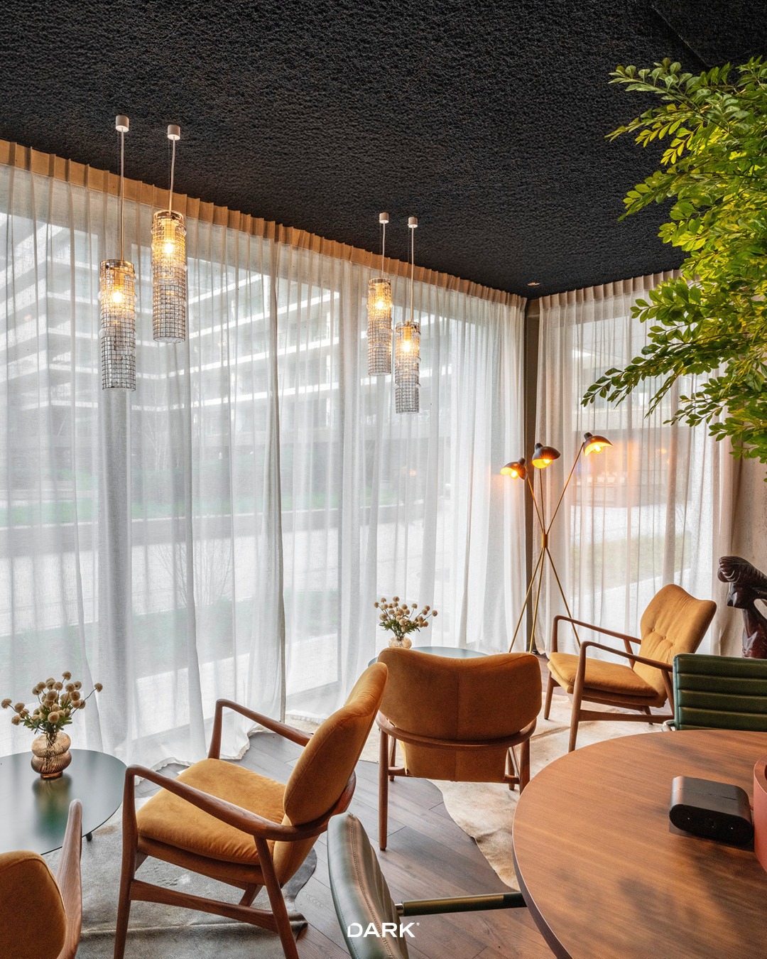 Some lights disappear. Others define a space.
TRAPPED balances contrast: fragile glass, protected by a cage — creating a glow that feels both refined and raw.

#DARKLighting #TRAPPED #LightingDesign #Interiors #ArchitecturalLighting #MaterialContrast #DesignObjects #darkbe #darklighting #interiordesign #design #designverlichting #ikkoopbelgisch #belgischmerk #belgiandesign #interieurdesign #interiordesign #productdesign #designlighting #lighting #verlichting #wealllovethedark