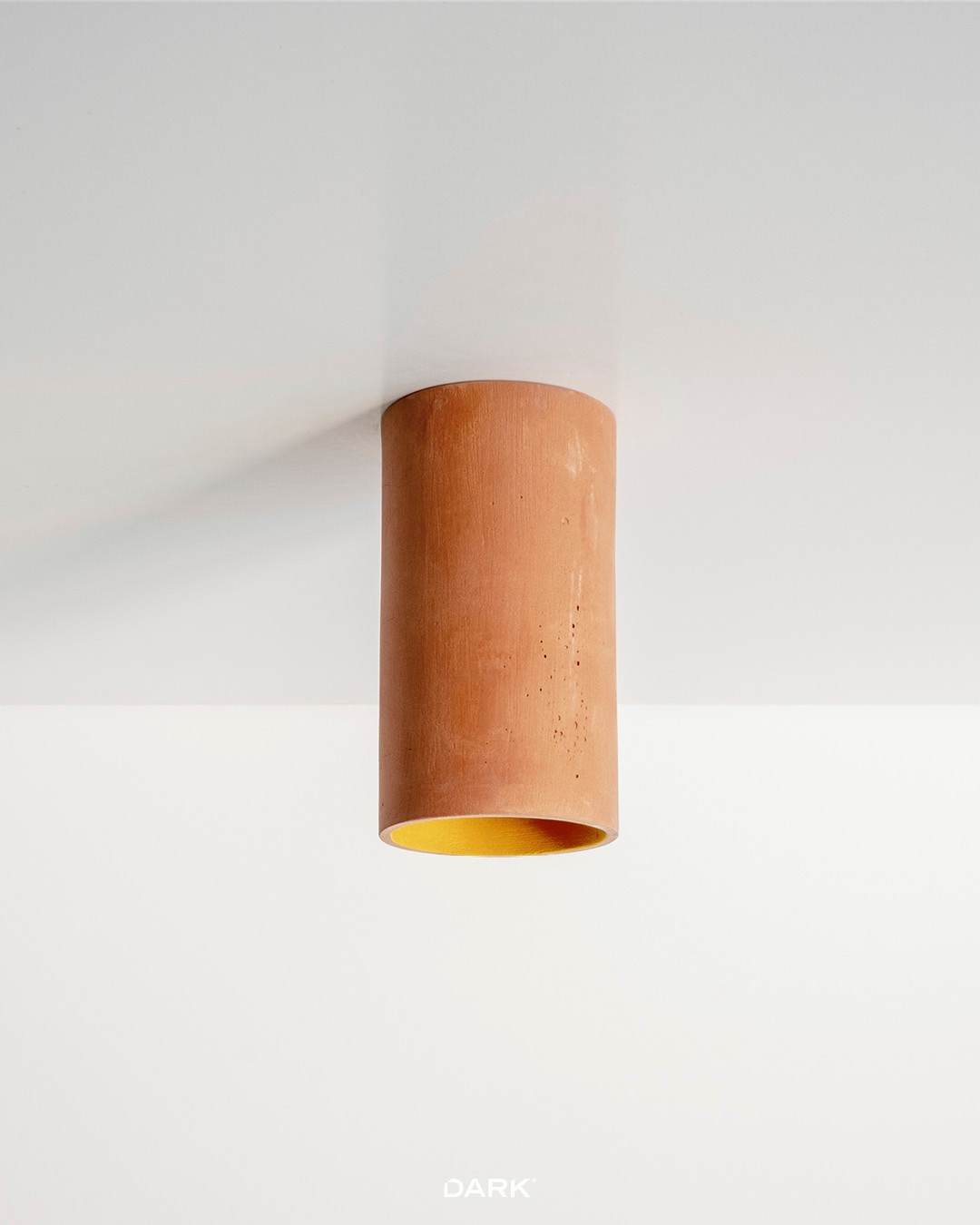 TERRATOI
Warm light, raw earth. 
✨�A sculptural ceiling fixture crafted from terracotta, bringing softness and texture to clean interiors.
• Available straight or bend for a subtle graphic play on the ceiling�
• 2 finishes: Terracotta Red + Terracotta White
�• Perfect above kitchen islands, counters and corridors

#TERRATOI #terracotta #lightingdesign #interiorarchitecture #ceilinglight #darkbe #darklighting #interiordesign #design #designverlichting #ikkoopbelgisch #belgischmerk #belgiandesign #interieurdesign #interiordesign #productdesign #designlighting #lighting #verlichting #wealllovethedark