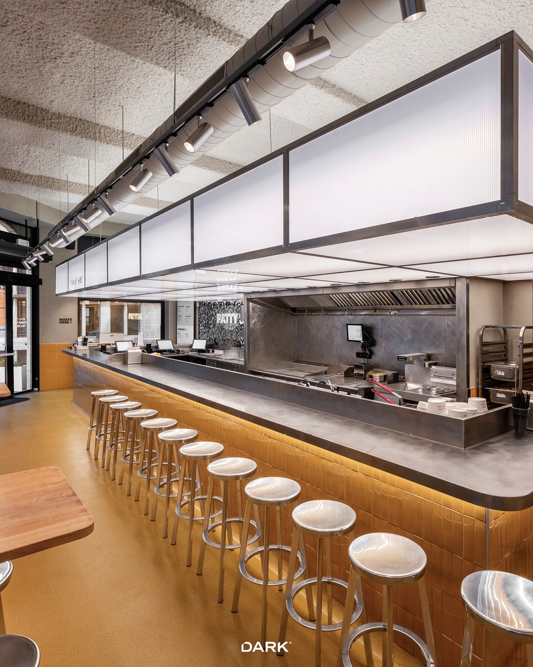 PATTY SIPS has landed in Leuven — a fresh hospitality concept pairing smashburgers with layered drinks, wrapped in a minimal interior with a warm, inviting edge.
Design @truefoodagency 

Lighting plays a leading role in shaping the experience:
• Custom-made Lightbox defining the counter zone
• Tuki 60 track (Alu version) for adaptable focus and rhythm
• Brooklyn-Out profile from @panzeri1947  for a sharp architectural outline
A clean setup, strong lines, and a vibe that pulls you in the moment you step inside.

#Hospitality #RetailDesign #LightingDesign #Leuven #Panzeri #Architecture #InteriorDesign #darkbe #darklighting #interiordesign #design #designverlichting #ikkoopbelgisch #belgischmerk #belgiandesign #interieurdesign #interiordesign #productdesign #designlighting #lighting #verlichting #wealllovethedark