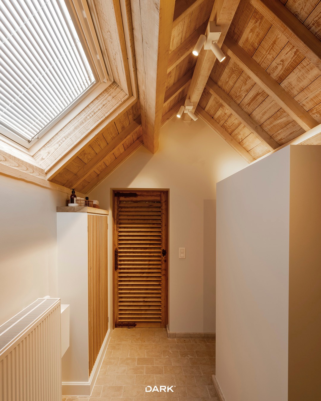 TORNER installed on wooden beams—where lighting meets architecture.
A statement piece that highlights the character of the space, celebrating texture, craftsmanship, and warm, focused light.

#TORNER #ArchitecturalLighting #WoodenBeams #InteriorDesign #LightingDesign #StatementPiece #darkbe #darklighting #interiordesign #design #designverlichting #ikkoopbelgisch #belgischmerk #belgiandesign #interieurdesign #interiordesign #productdesign #designlighting #lighting #verlichting #wealllovethedark